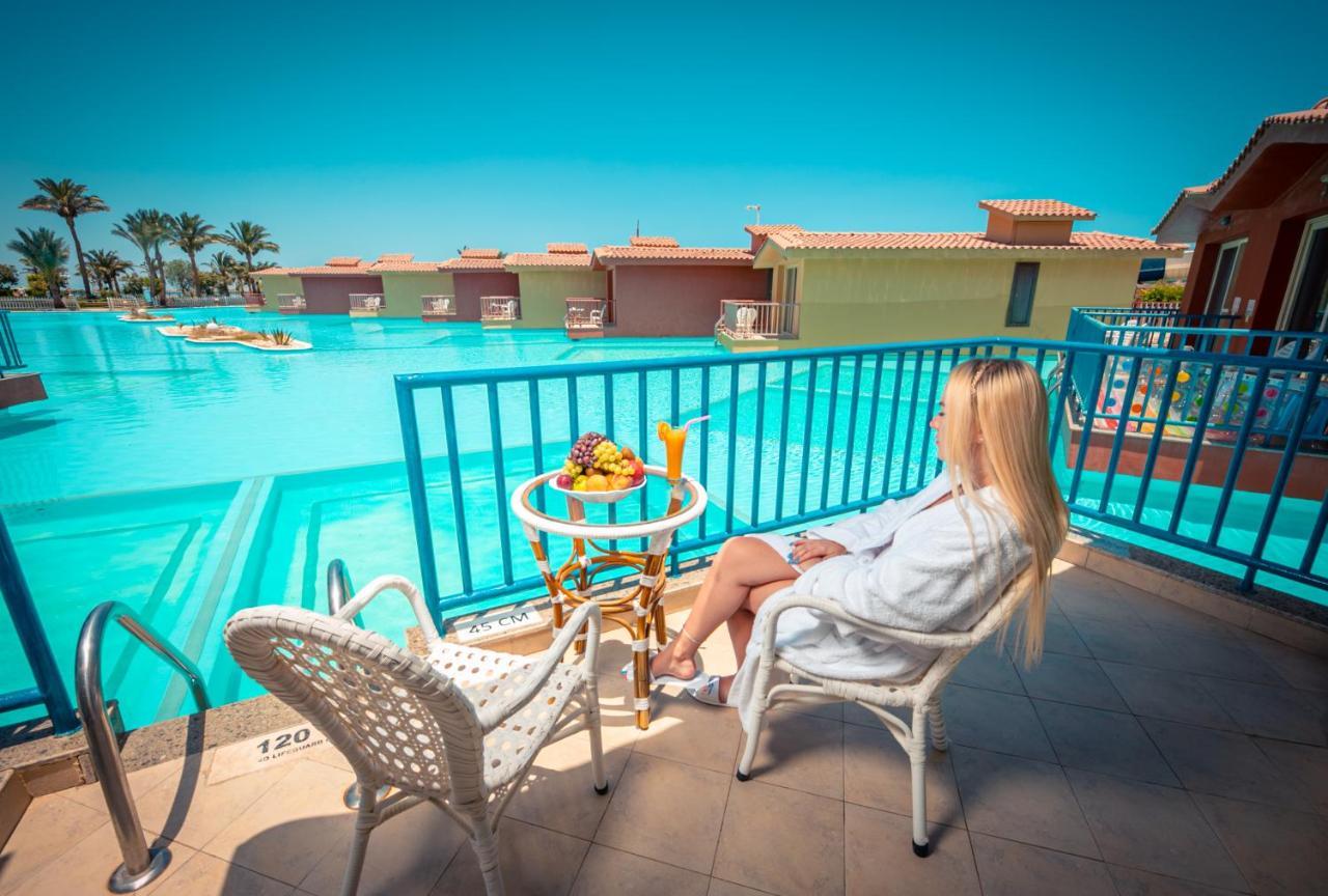 Titanic Palace Families And Couples Only Χουργκάντα Εξωτερικό φωτογραφία A woman relaxing at a hotel