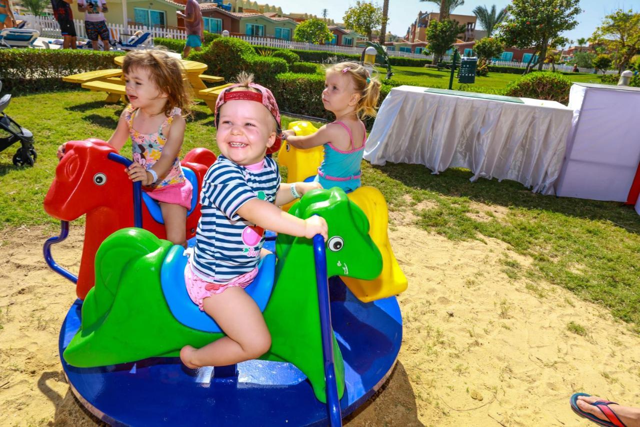 Titanic Palace Families And Couples Only Χουργκάντα Εξωτερικό φωτογραφία Children playing on a carousel