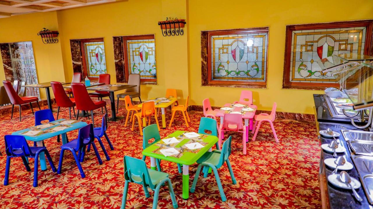 Titanic Palace Families And Couples Only Χουργκάντα Εξωτερικό φωτογραφία The restaurant's interior