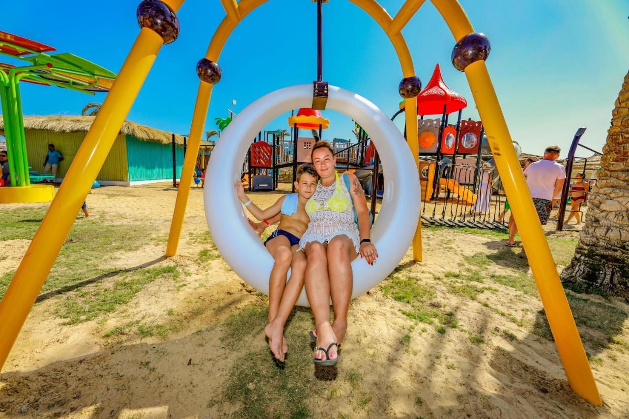 Titanic Palace Families And Couples Only Χουργκάντα Εξωτερικό φωτογραφία Playground in the park